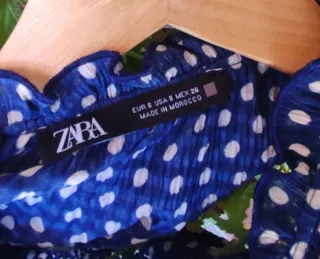 Blusa Zara lunares azul marino con volante