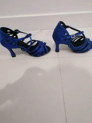 Zapatos de baile azules con pedrería