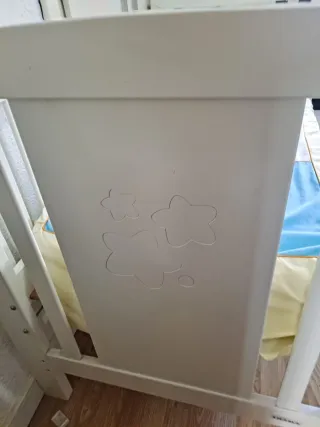 Cuna de bebé blanca