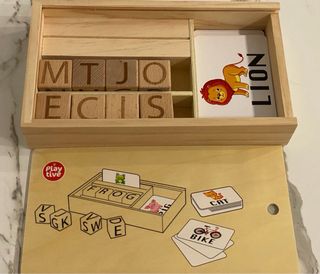Juego de letras de madera con tarjetas