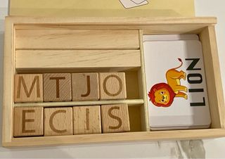 Juego de letras de madera con tarjetas