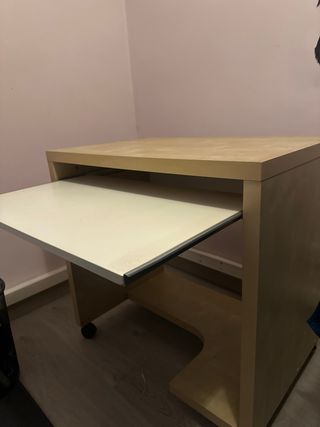 Escritorio/meda de madera. Muy buen estado