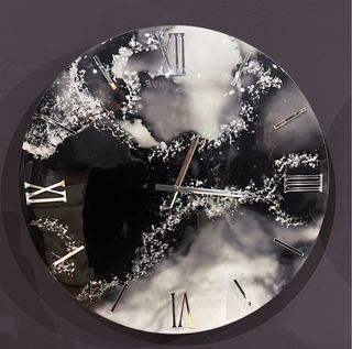 Orologio da parete in resina con numeri romani