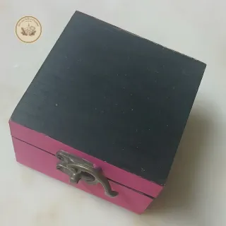 Caixa de madeira pintadas a mão e velas