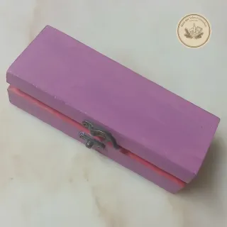 Caixa de madeira pintadas a mão e velas