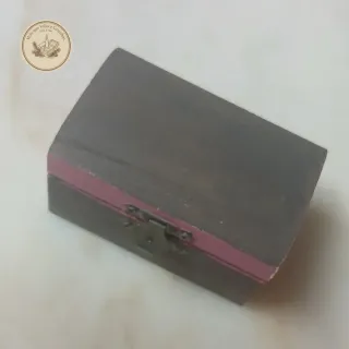 Caixa de madeira pintadas a mão e velas