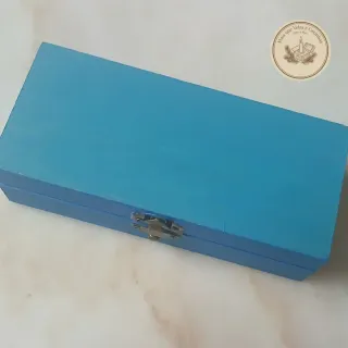 Caixa de madeira pintadas a mão e velas