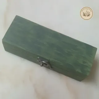 Caixa de madeira pintadas a mão e velas