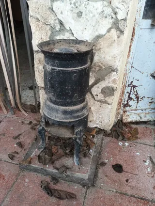 Estufa de leña antigua de metal