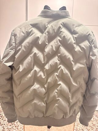 Chaqueta acolchada Guess gris Talla M.