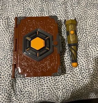 Juguete Matt Hatter Libro y Lanza