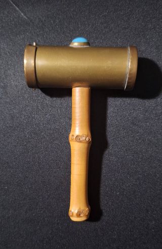 Antiguo salero con forma de martillo