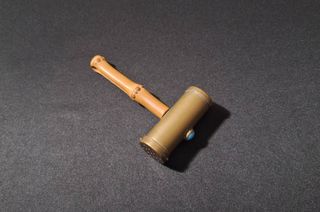 Antiguo salero con forma de martillo