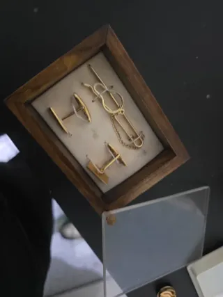 Gemelos y pasador de corbata dorados