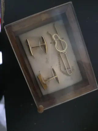 Gemelos y pasador de corbata dorados