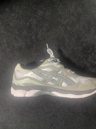 Tênis Asics Cinza e Branco