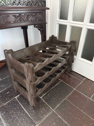 Botellero apilable de plástico marrón