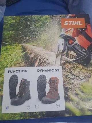 Guantes y botas de trabajo naranjas y reflectantes