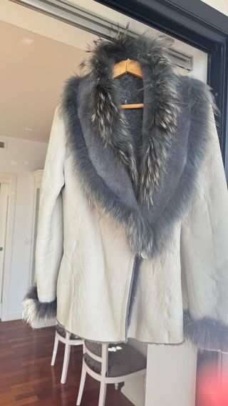 Chaquetón de piel con cuello de pelo