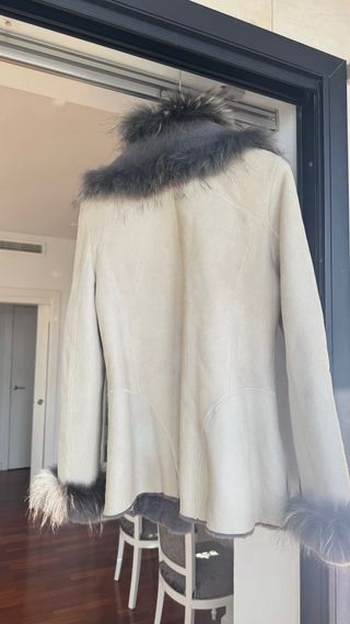 Chaquetón de piel con cuello de pelo