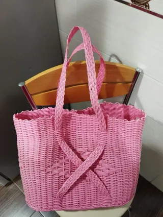 Bolso de playa rosa tejido