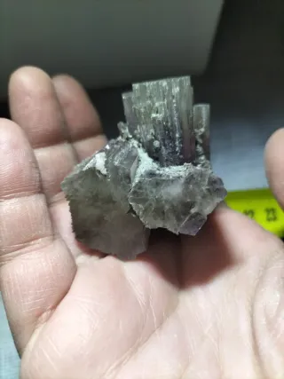 Aragonito mineral púrpura y gris