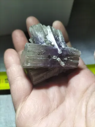 Aragonito mineral púrpura y gris