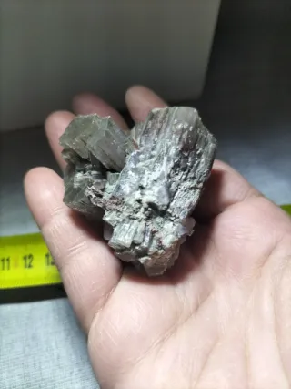 Aragonito mineral púrpura y gris