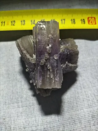 Aragonito mineral púrpura y gris