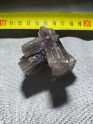 Aragonito mineral púrpura y gris