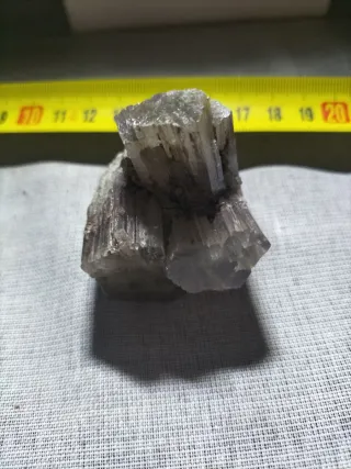 Aragonito mineral púrpura y gris