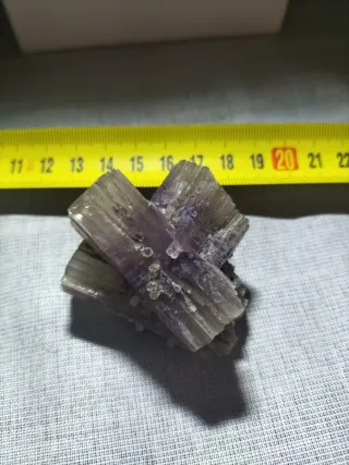 Aragonito mineral púrpura y gris