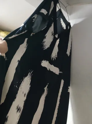 Vestido negro y blanco con estampado