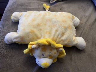 Almohada Peluche Convertible León Estrellas