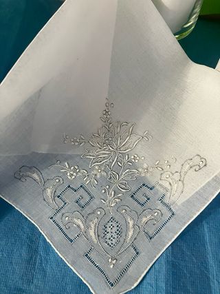 OPOR.11 SIN ESTRENAR.   20€ Pañuelos bordados .