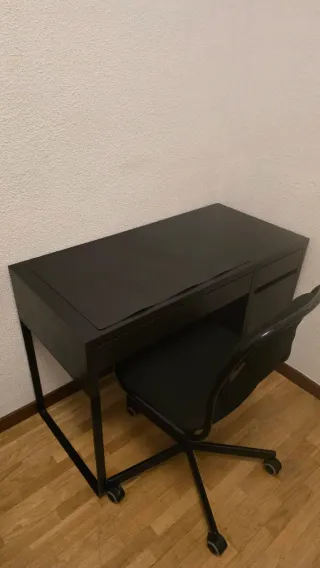 Escritorio y silla negra