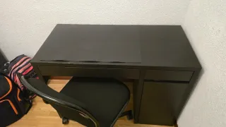 Escritorio y silla negra