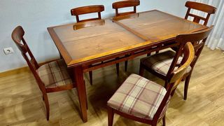 Mesa de madera con cristal y 6 sillas