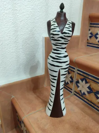 Figura porta collar mujer cebra