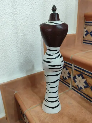 Figura porta collar mujer cebra