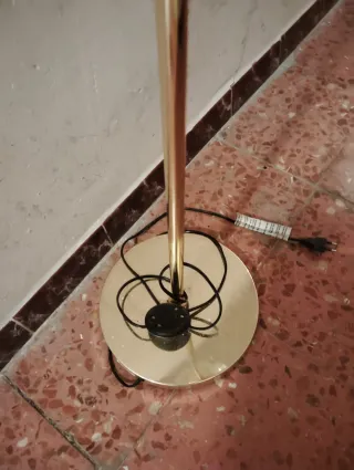 Lámpara de pie dorada y transparente