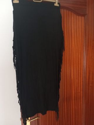Falda negra con flecos