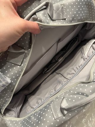 Bolsa de ropa para bebé gris con lunares
