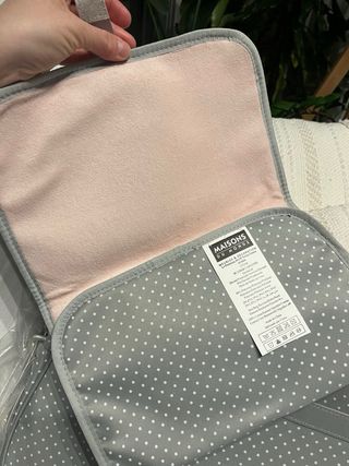 Bolsa de ropa para bebé gris con lunares