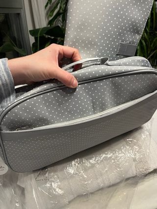 Bolsa de ropa para bebé gris con lunares