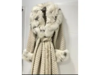 Abrigo Beige con Cuello y Puños de Pelo