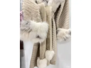 Abrigo Beige con Cuello y Puños de Pelo