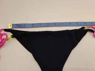 Braguita bikini negra con cordones rosas