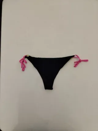 Braguita bikini negra con cordones rosas
