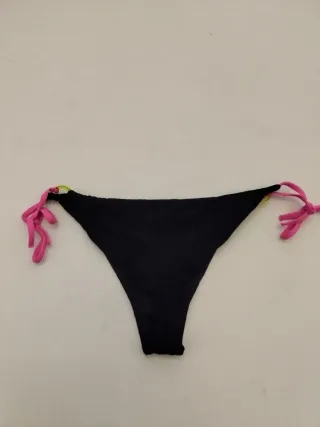 Braguita bikini negra con cordones rosas